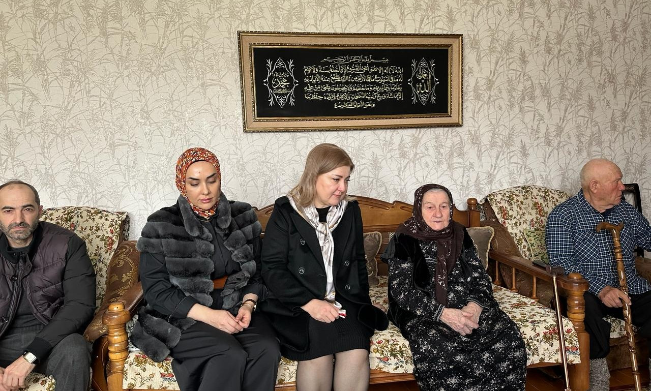 Руководители Комплексного центра и Управления социальной защиты г.Кизилюрта побывали в канун Дня защитника Отечества у родных военнослужащих – участников СВО